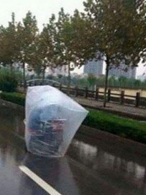 Potret lucu orang pakai jas hujan Berbagai sumber Potret lucu orang pakai jas hujan Berbagai sumber