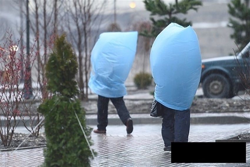 17 Potret lucu orang pakai jas hujan ini ada-ada saja idenya
