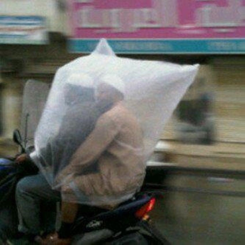 Potret lucu orang pakai jas hujan Berbagai sumber Potret lucu orang pakai jas hujan Berbagai sumber