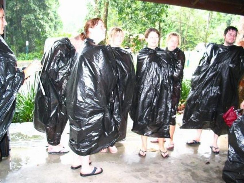 17 Potret lucu orang pakai jas hujan ini ada-ada saja idenya