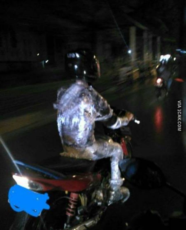 Potret lucu orang pakai jas hujan Berbagai sumber