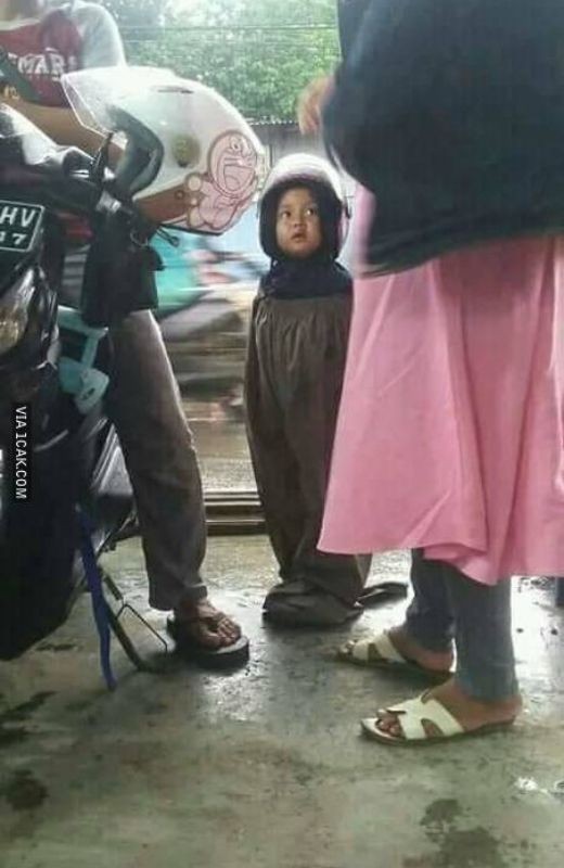 Potret lucu orang pakai jas hujan Berbagai sumber