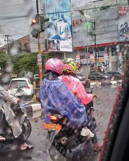 Potret lucu orang pakai jas hujan Berbagai sumber