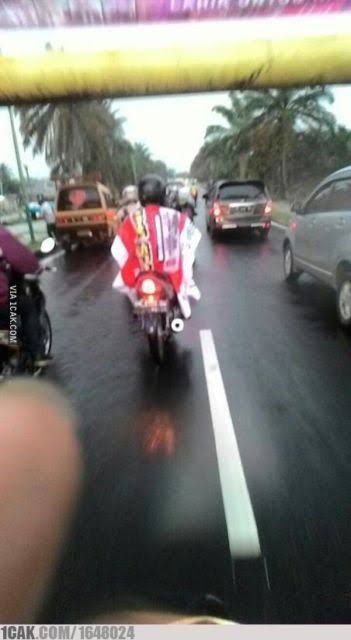 Potret lucu orang pakai jas hujan Berbagai sumber