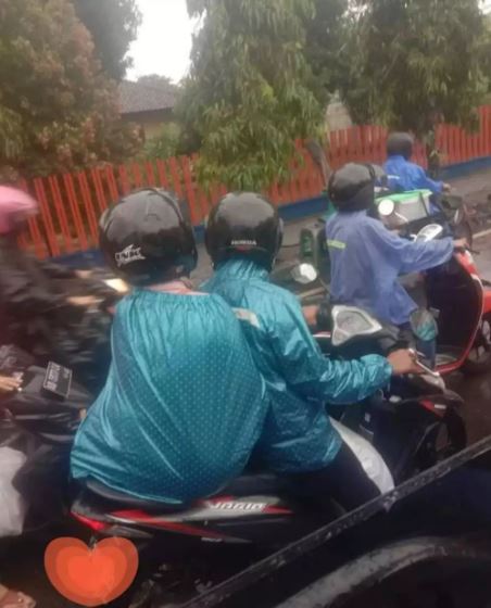 Potret lucu orang pakai jas hujan Berbagai sumber