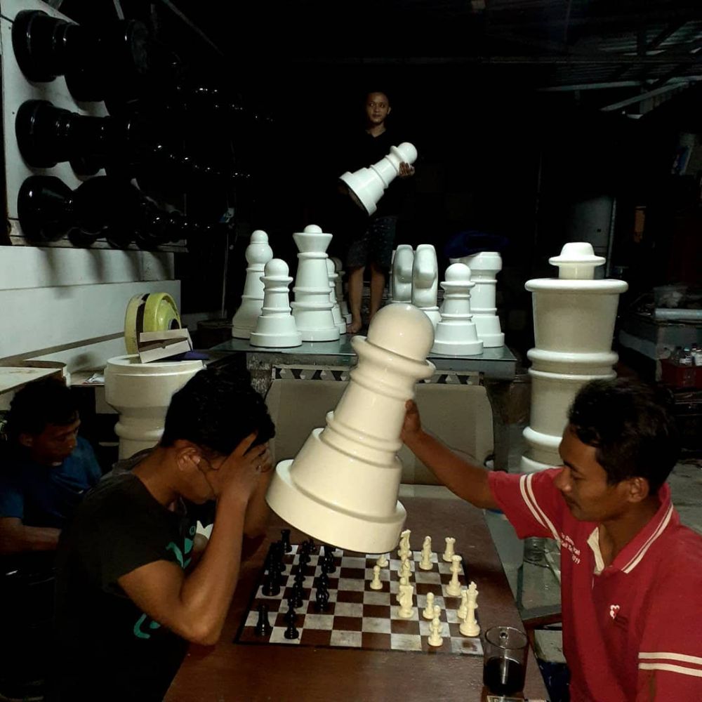 13 Potret nyeleneh orang saat main catur, tingkahnya nggak habis pikir