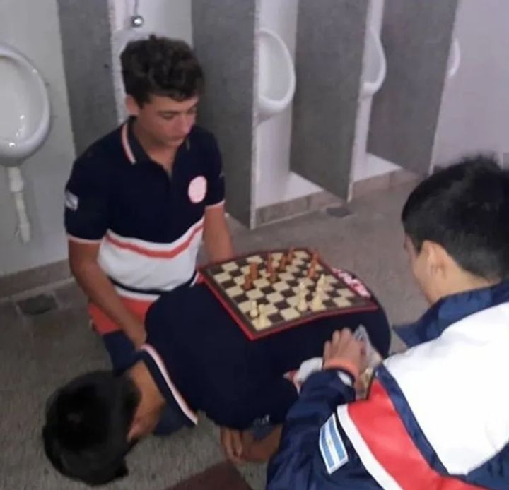 Potret nyeleneh orang saat main catur © berbagai sumber