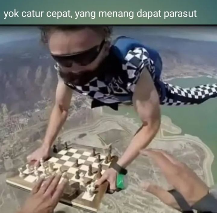 Potret nyeleneh orang saat main catur © berbagai sumber