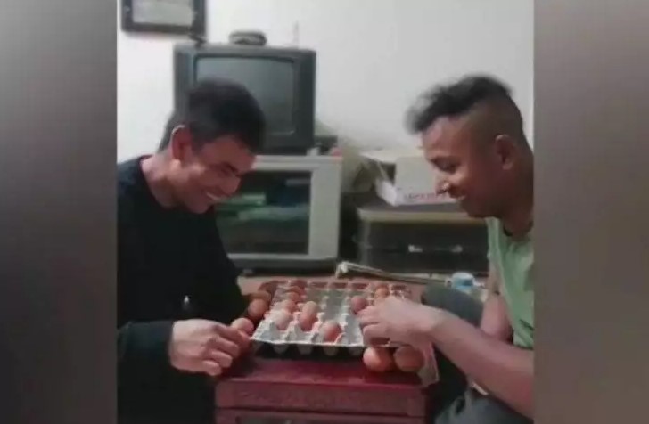 Potret nyeleneh orang saat main catur © berbagai sumber