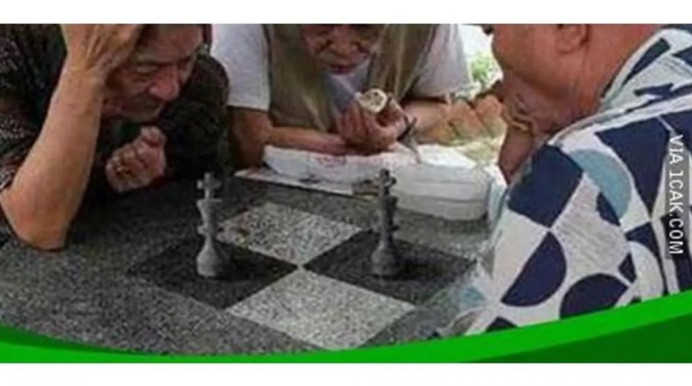 Potret nyeleneh orang saat main catur © berbagai sumber