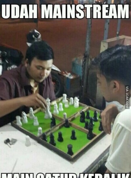 Potret nyeleneh orang saat main catur © berbagai sumber