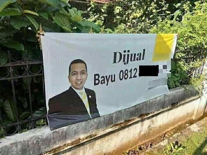 spanduk jual rumah kocak © berbagai sumber