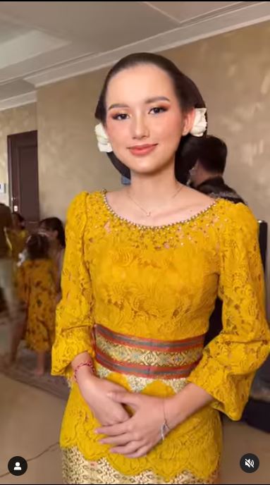 Sarah Menzel di acara tedak siten © 2022 Instagram 