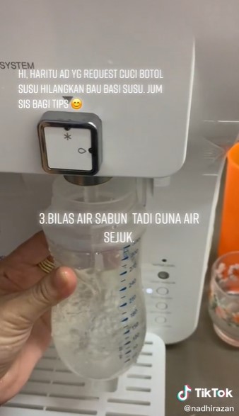 Trik jitu menghilangkan bau di botol susu bayi, pakai satu bahan