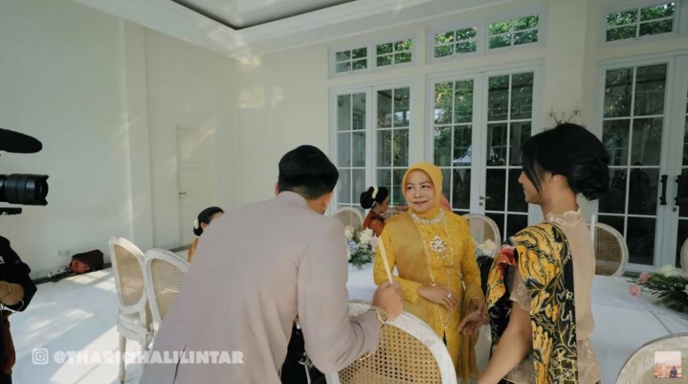 momen thariq halilintar kenalkan fuji ke keluarga © YouTube momen thariq halilintar kenalkan fuji ke keluarga © YouTube