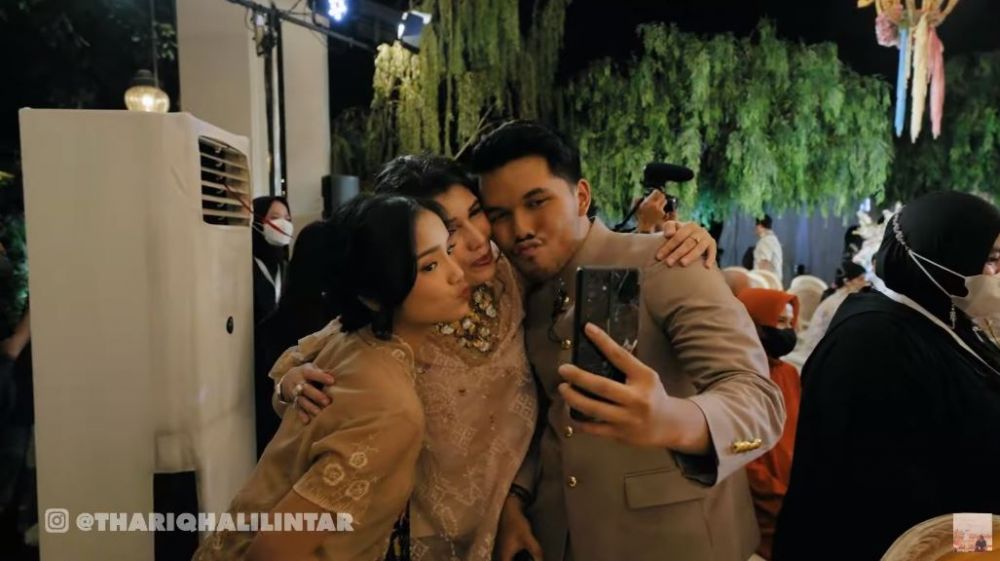 momen thariq halilintar kenalkan fuji ke keluarga © YouTube momen thariq halilintar kenalkan fuji ke keluarga © YouTube