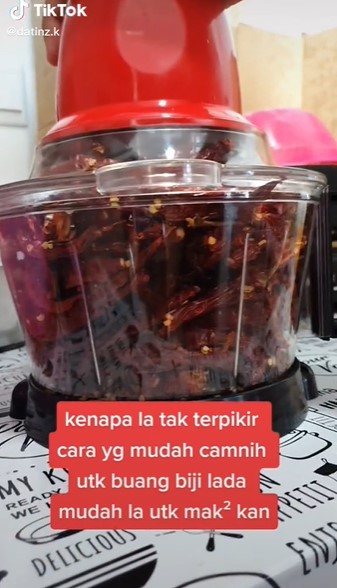 Tak perlu pisau, ini cara cepat memisahkan cabai kering dari bijinya