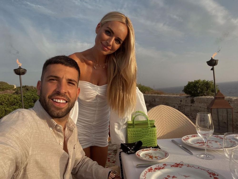 7 Potret pasangan pemain Timnas Spanyol, istri Sergio Busquets stylish