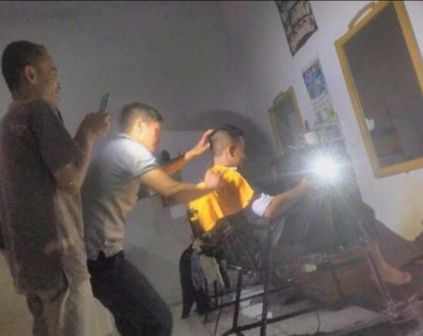 orang kepepet saat mati lampu © berbagai sumber