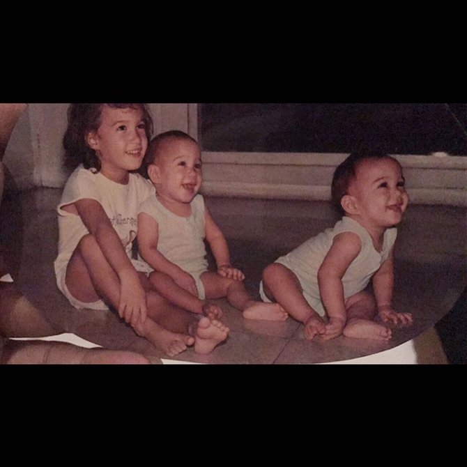 Potret masa kecil seleb kakak adik © berbagai sumber