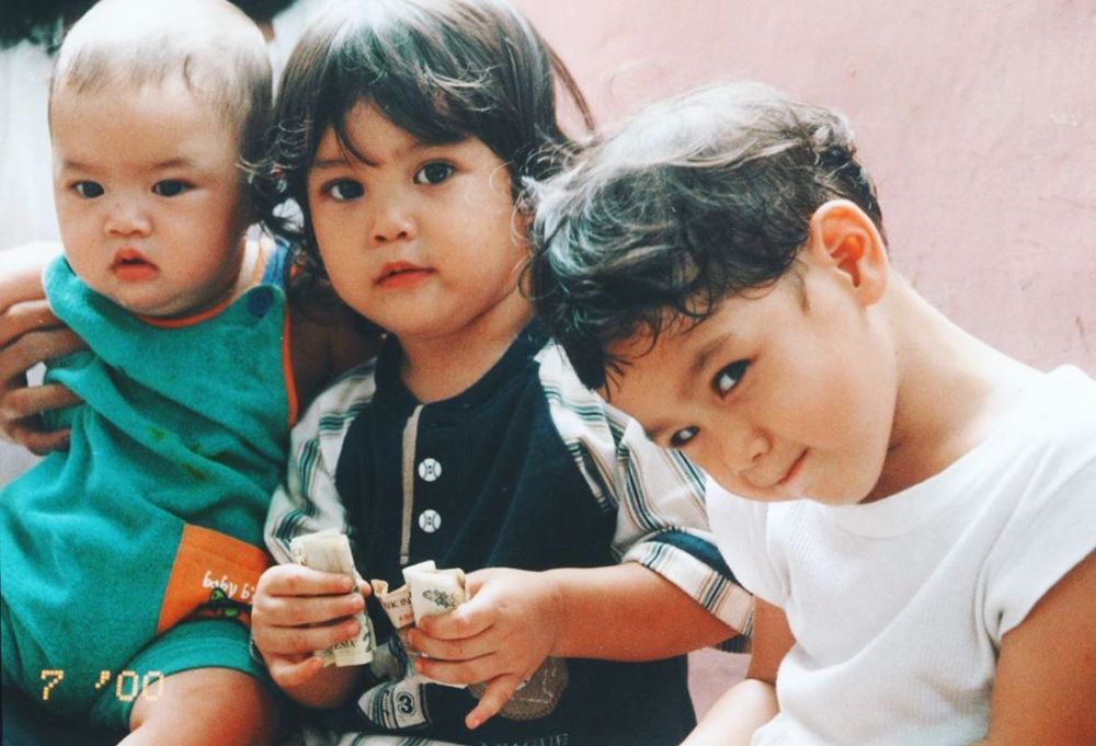 Potret masa kecil seleb kakak adik © berbagai sumber
