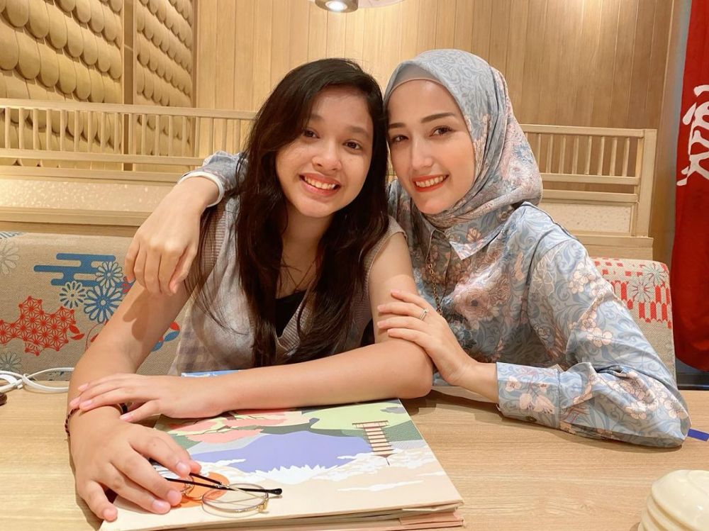 seleb cantik dengan putri sambung © Instagram
