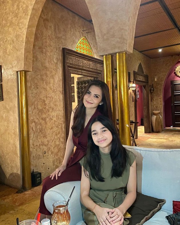 seleb cantik dengan putri sambung © Instagram