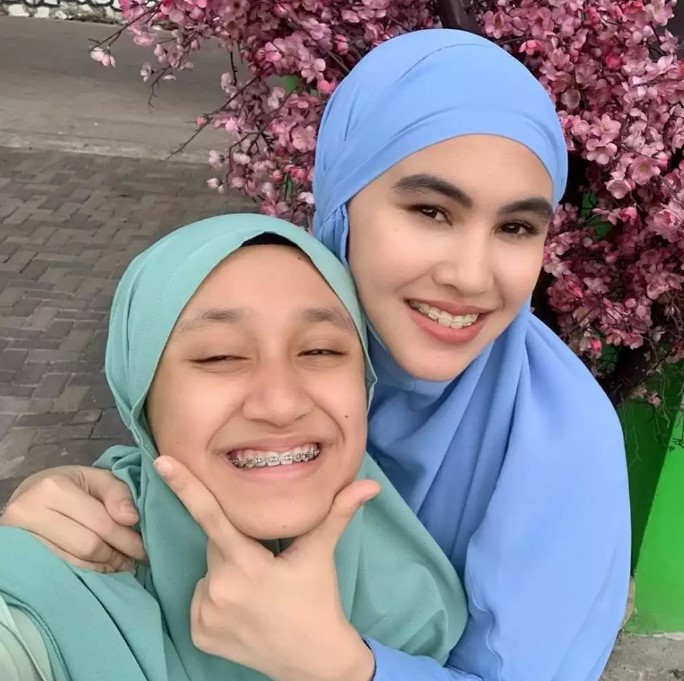 seleb cantik dengan putri sambung © Instagram