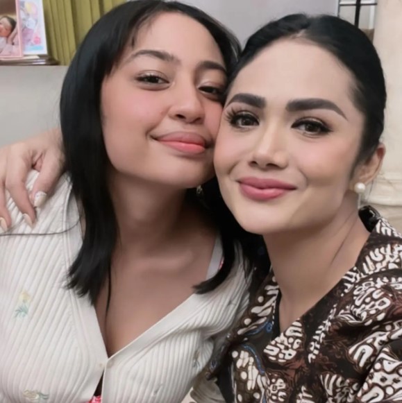 seleb cantik dengan putri sambung © Instagram seleb cantik dengan putri sambung © Instagram