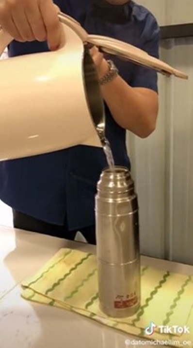 5 Cara hilangkan bau tidak sedap di botol minuman, pakai kulit telur