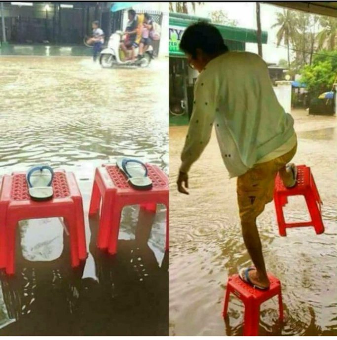 Aksi nyeleneh warga atasi banjir © berbagai sumber