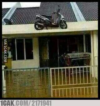 Aksi nyeleneh warga atasi banjir © berbagai sumber