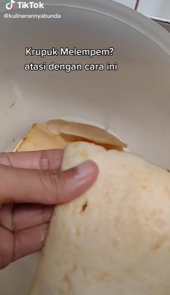 Tanpa oven, ini trik bikin kerupuk melempem kembali renyah