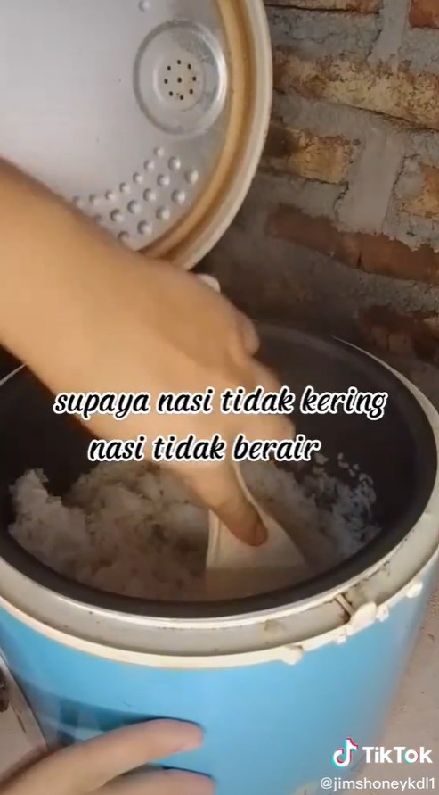 Trik mudah menanak nasi di rice cooker agar tak berair dan kering