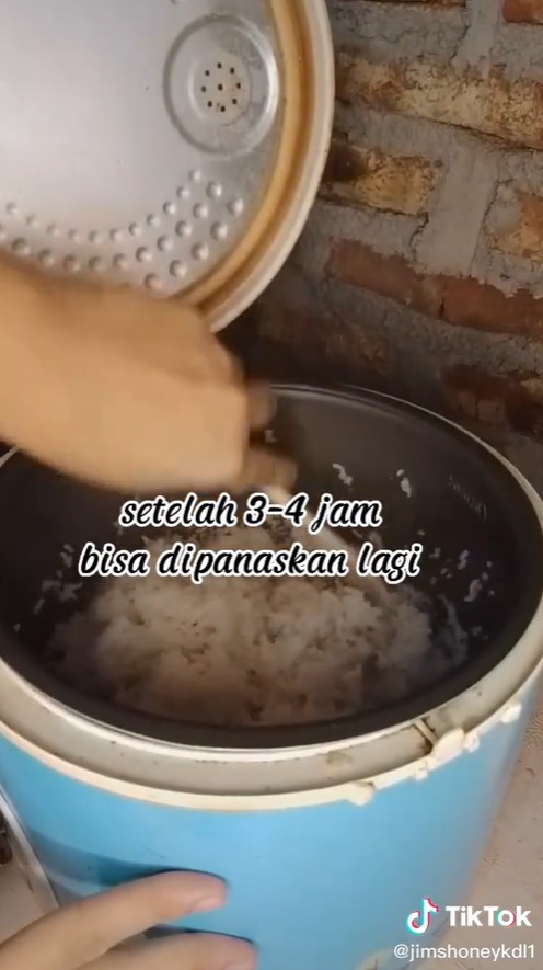 Trik mudah menanak nasi di rice cooker agar tak berair dan kering