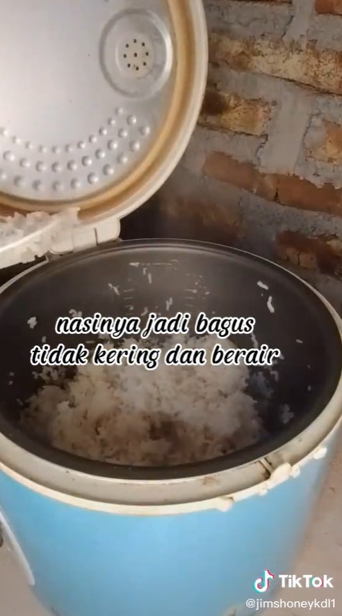 Trik mudah menanak nasi di rice cooker agar tak berair dan kering