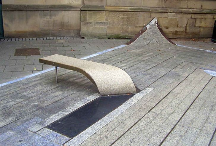 11 Desain kursi taman ini bentuknya antimainstream banget