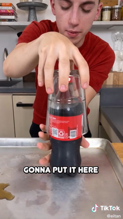 Trik unik menuang minuman bersoda ke dalam gelas, dijamin nggak tumpah