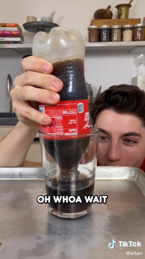 Trik unik menuang minuman bersoda ke dalam gelas, dijamin nggak tumpah