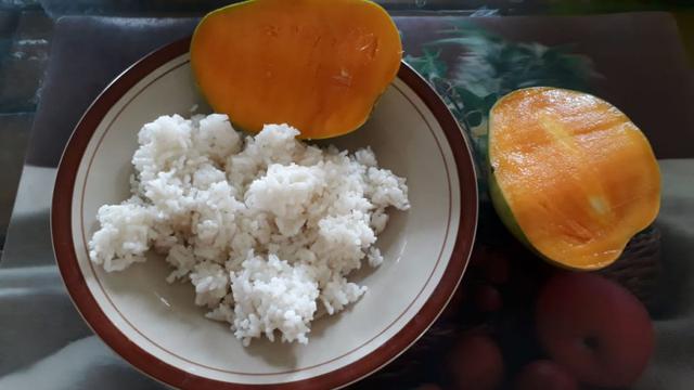 Potret makan nasi pakai buah  Berbagai sumber Potret makan nasi pakai buah  Berbagai sumber