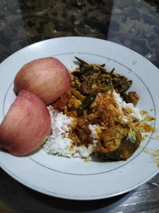 Potret makan nasi pakai buah  Berbagai sumber