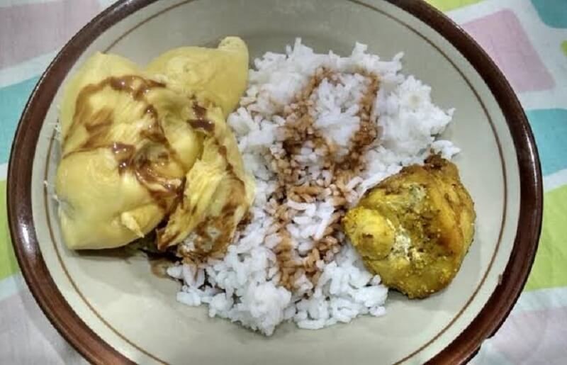 Potret makan nasi pakai buah  Berbagai sumber