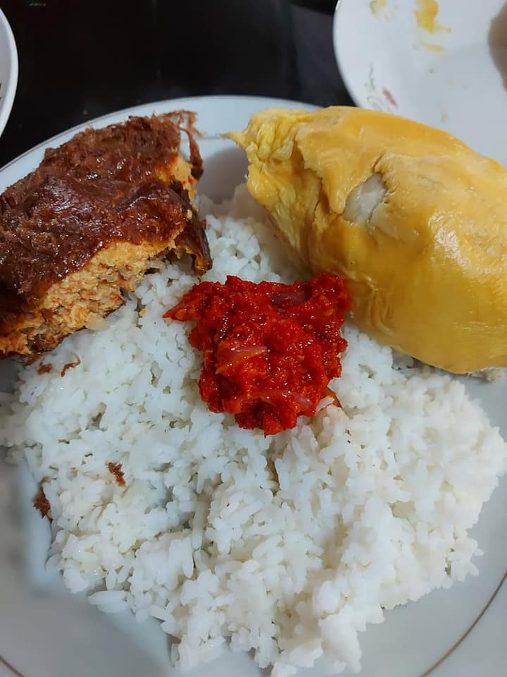 Potret makan nasi pakai buah  Berbagai sumber