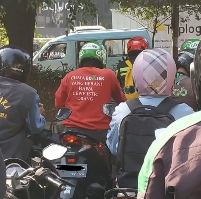 Potret tulisan di punggung driver ojek online Instagram Potret tulisan di punggung driver ojek online Instagram