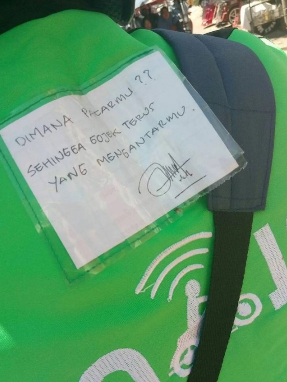 Potret tulisan di punggung driver ojek online Instagram Potret tulisan di punggung driver ojek online Instagram