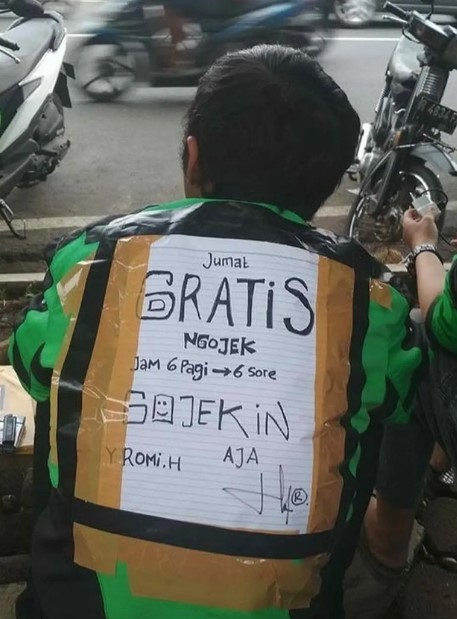 Potret tulisan di punggung driver ojek online Instagram Potret tulisan di punggung driver ojek online Instagram