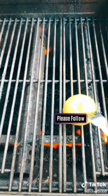 Cara bersihkan alat panggang berkerak, bisa pakai dua bahan dapur