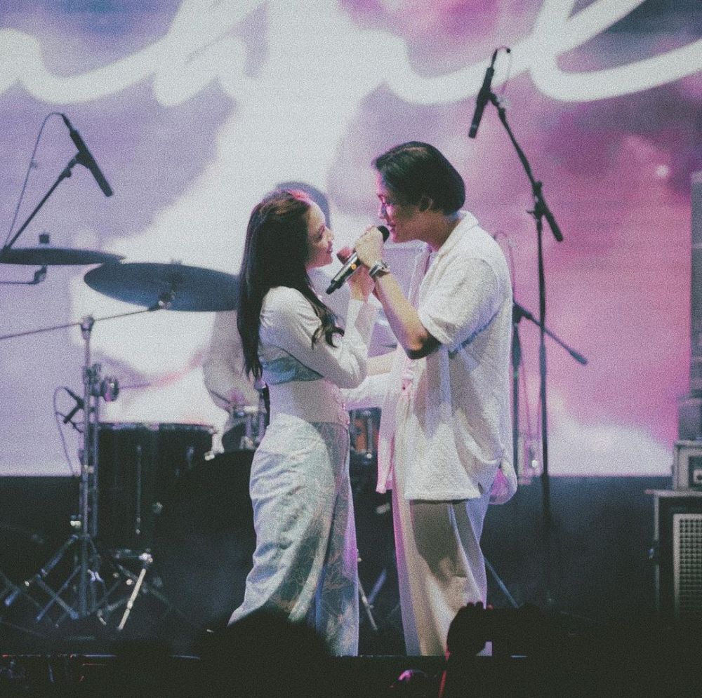 Potret kompak Rizky Febian dan Mahalini di atas panggung © berbagai sumber