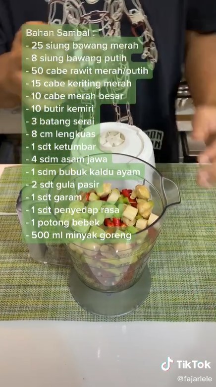7 Cara bikin sambal hitam ala bumbu bebek Madura, gurihnya nendang
