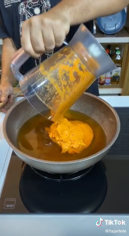 7 Cara bikin sambal hitam ala bumbu bebek Madura, gurihnya nendang